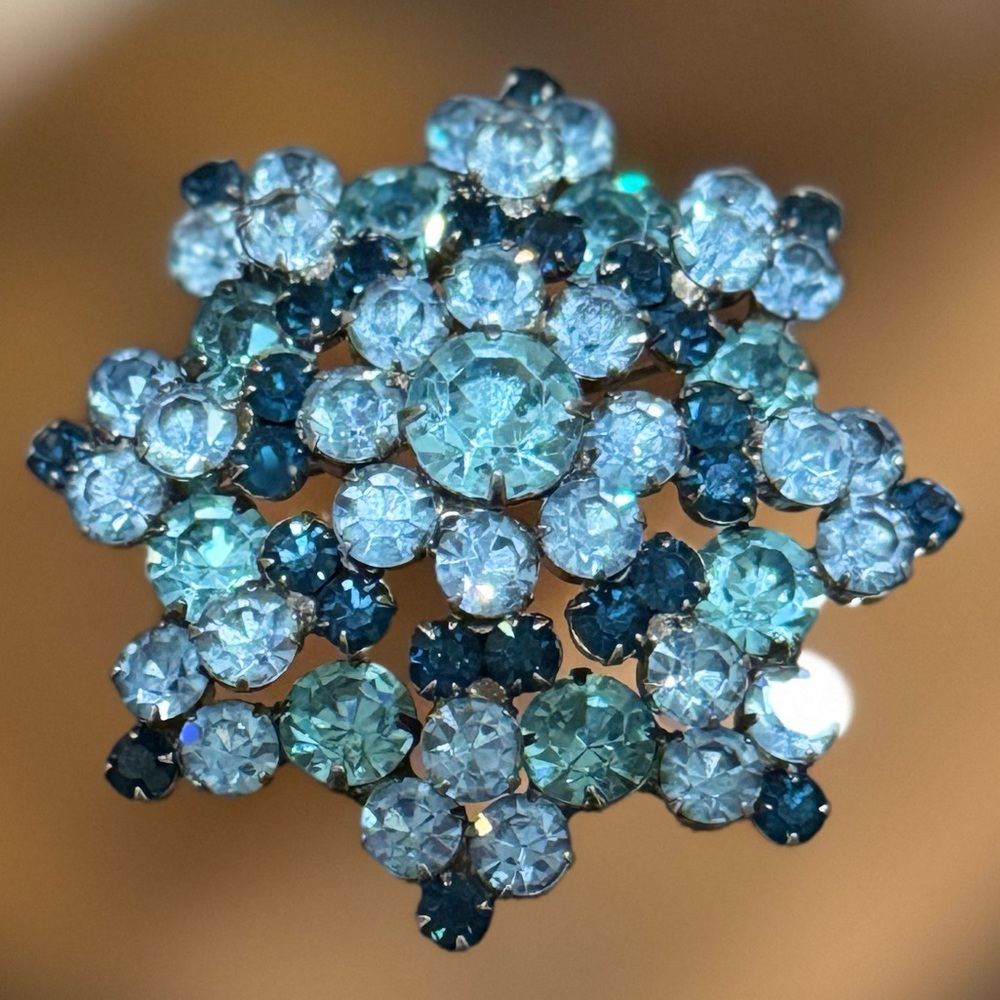 Verified Vintage D&E Juliana Shades of Blue Brooch – Reference #1298